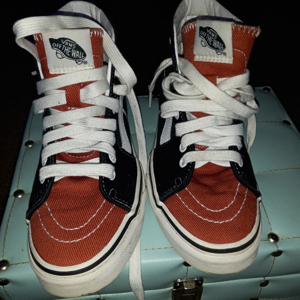 Women's size 5, or youth 3.5 Van's off the Wall. Salmon/ green/ black and white.